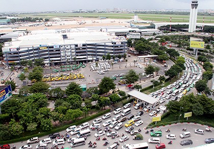 Cửa ngõ sân bay Tân Sơn Nhất kẹt cứng giữa trưa